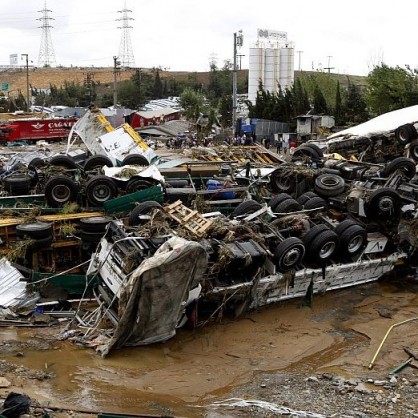 Потопени тежкотоварни камиони на паркинг край Истанбул