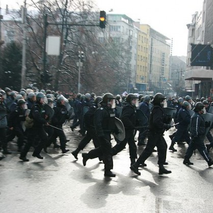 Полицаи преследват протестиращи на 14 януари