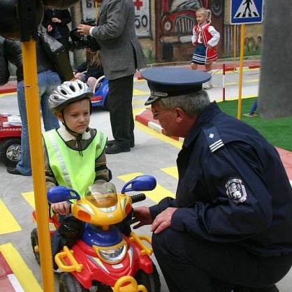 Полицай учи дете на правила за безопасност по пътищата