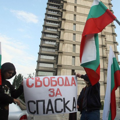 Пред Посолството на Македония в София младежи протестираха в защита на Спаска Митрова