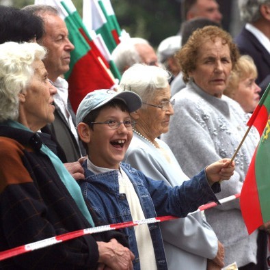 Софиянци гледат церемонията по вдигане на знамето на София в чест на празника на града