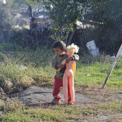 Ромче спасява куклата си при събаряне на постройки от гетото в кв.  Меден рудник  в Бургас
