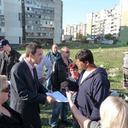 Кметът на Бургас лично ръководи акцията по събаряне на гетото в  Меден рудник
