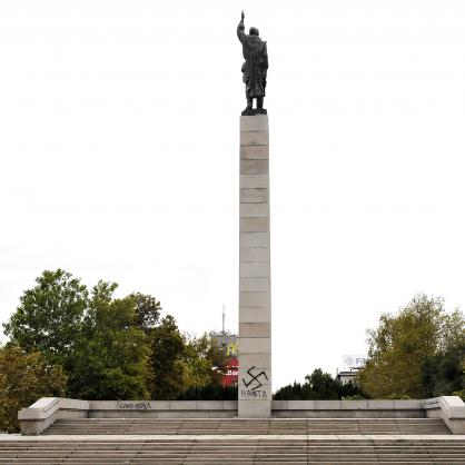 Един от символите на Бургас- паметника на Альоша осъмна тази сутрин с грозни свастики