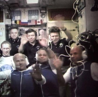 Част от екипажа на Союз TMA-16, в който е канадския милиардер Ги Лалиберте (на първия ред вдясно)