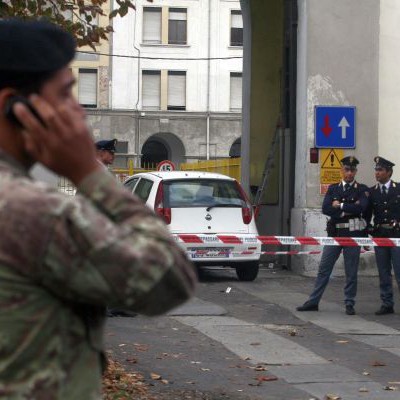 При атаката е ранен служител на полицията - милано , казарма