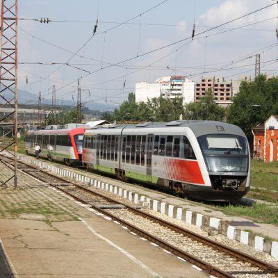 Пътнически влак на гара Перник