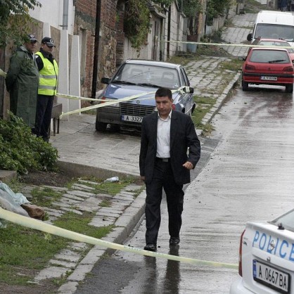 Милен Димитров, шеф на ОД МВР Бургас, пред къщата, където бе извършено двойното убийство