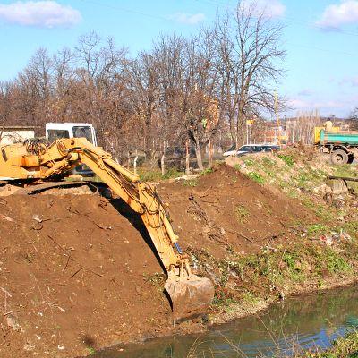 МОСВ проверява фирмите, които изтеглят инертни материали от коритата на реките