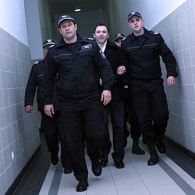 Полицаи водят Златомир Иванов-Баретата към съдебната зала