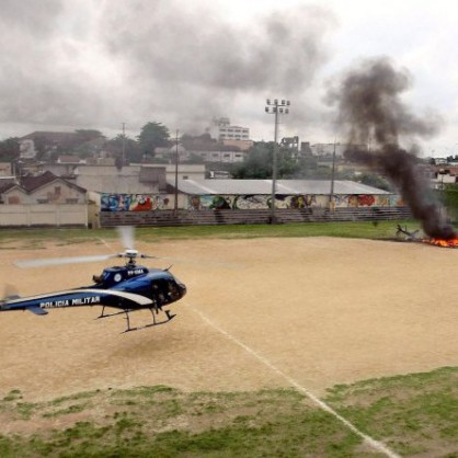 Полицейски хеликоптер пристига при сваления от наркотрафиканти в Рио