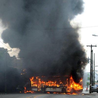 десет автобуса бяха изгорени след сблъсъци между трафиканти на наркотици