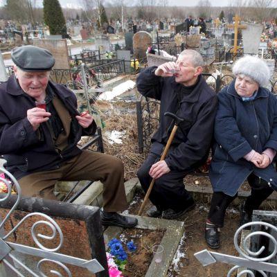Руснаци пият на гробищата
