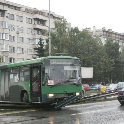 Автобус № 213 е излязъл от платното и е  прескочил  мантинелата на бул. ”Цариградско шосе”