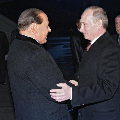 Путин посрещна Берлускони на летището в Москва