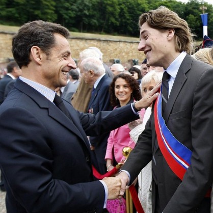 Никола Саркози се ръкува със сина си Жан