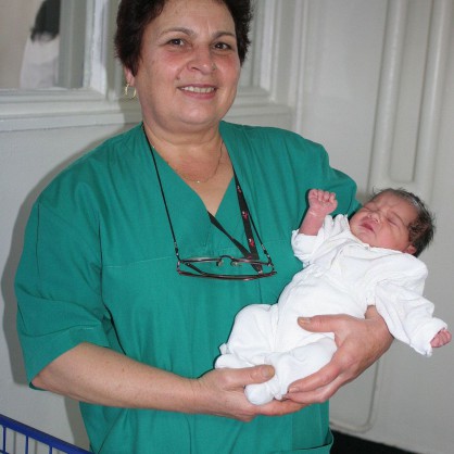 11-годишно момиче роди първото си бебе с тегло 2.5 кг. в областната болница на Сливен. Майката е от ромски произход