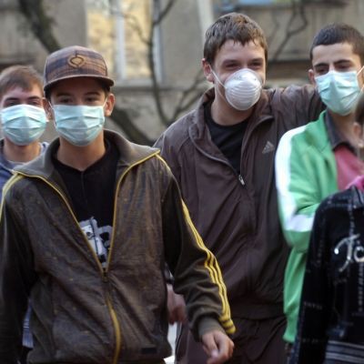 Ученици с маски срещу новия грип
