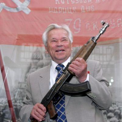 Михаил Калашников с изобретението си АК-47