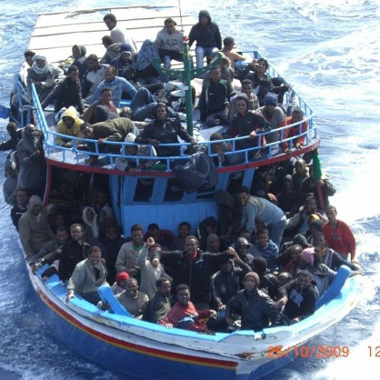 Кораб с 300 нелегални имигранти до бреговете на Сицилия
