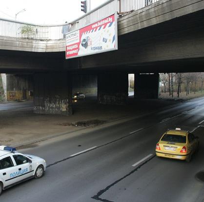 Мъж е скочил от моста след 22-ро училище в столицата, пресичащ булевардите  Витоша  и  България