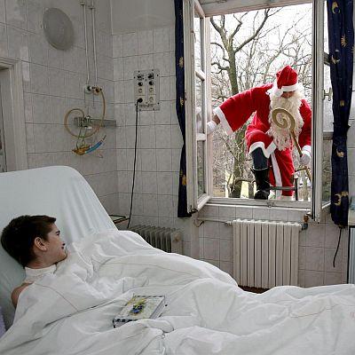 В Унгария по традиция дядо Коледа идва на 6 декември през прозореца