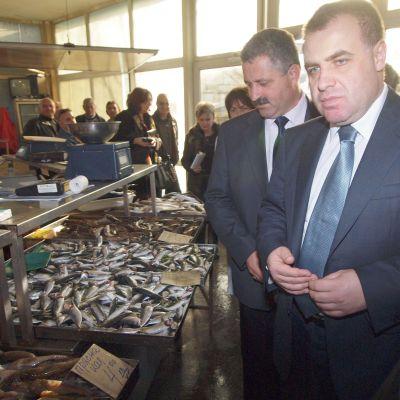 Земеделският министър Мирослав Найденов инспектира рибната борса във Варна