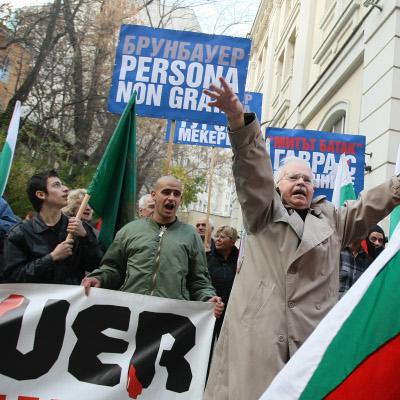 Протест пред хотел „Арена ди Сердика” в София заради професор Улф Бринбауер
