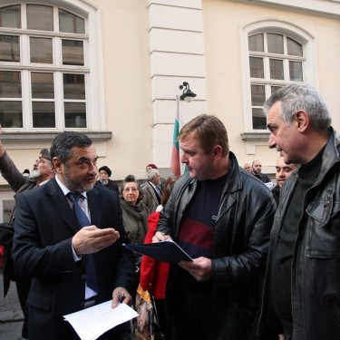 Протест пред хотел „Арена ди Сердика” в София заради професор Улф Бринбауер