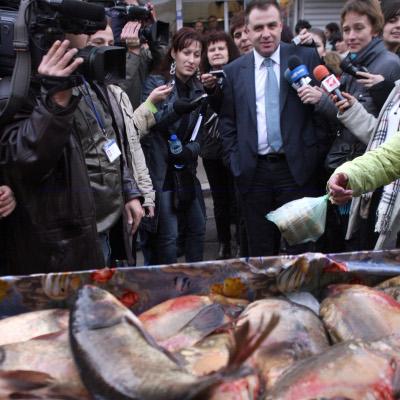 Мирослав Найденов провери сергии с риба на  Женският пазар  преди Никулден