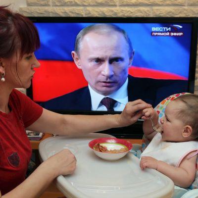 Владимир Путин отговаря на въпроси на граждани пряко по телевизията