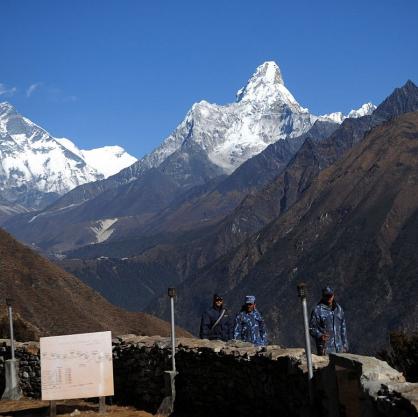 Непалски полицаи охраняват пътя, по който ще минат министрите, за да стигнат до подножието на Еверест
