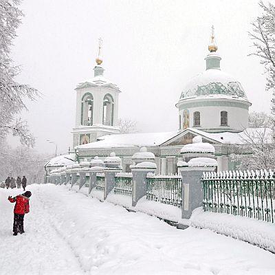 Сняг блокира Москва