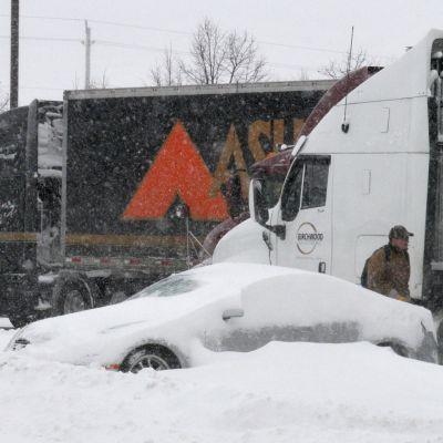 16 души загинаха при снежните бури в САЩ