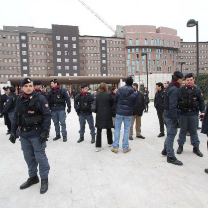 Полицаи охраняват болницата в която лежи Берлускони