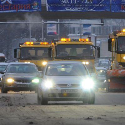 Снегорини се движат в група по столичния булевард  Евлоги Георгиев