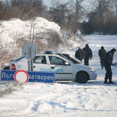 Пътни полицаи са затворили пътя заради снега