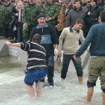 48-годишен извади кръста в Сливен (на снимката е с шапка)