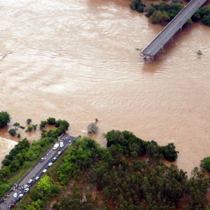 12 души загинаха при рухването на мост над река Жакуи, Бразилия
