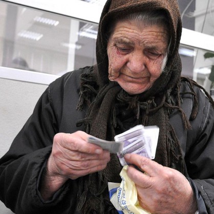 83-годишната баба Желка от Хасково брои левчетата от коледната добавка към пенсията си