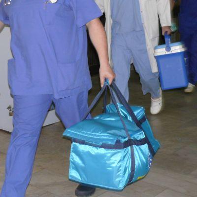Лекари пренасят органите на донор, които да бъдат трансплантирани