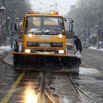 Сняг заваля и в София