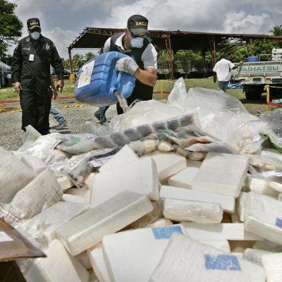 Служители на Националната агенция за контрол на наркотиците в Доминикана