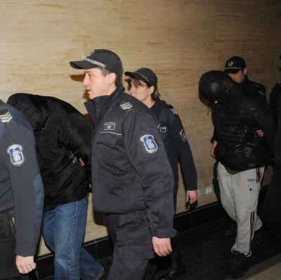 Полицаи водят Антон Петров – Хамстера и Прокопи Прокопиев – Културиста