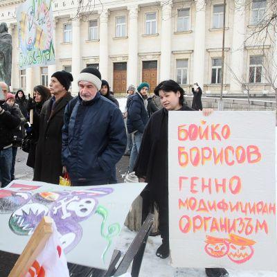 Над 300 души протестираха в градинката срещу Народното събрание срещу приемането на промени в Закона за генномодифицираните организми