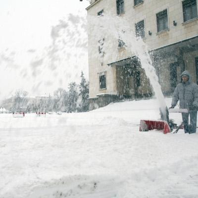 Снегът пред сградата на БНБ