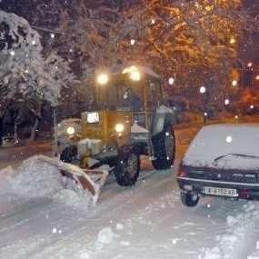 Обилният снеговалеж продължава в Хасково и региона