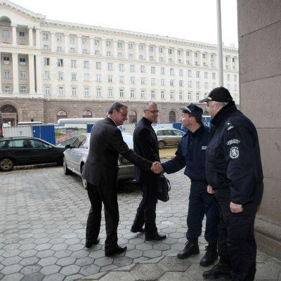 Заместник-вътрешните министри Павлин Димитров и Веселин Вучков излизат от Министерски съвет