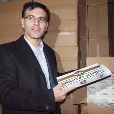 Симеон Дянков със стек от контрабандните цигари  Виктори , открити във Варна