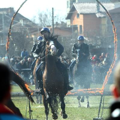 Атракция за Тодоровден - преминаване на кон и ездач през огнен обръч